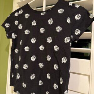 🌻3 for $12🌻 Cute, feminine black w/ daisies. Girls t-shirt large (size 10-12)